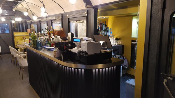 Il bancone del bar dentro la carrozza, con il soffitto a volta e le lampadine a bulbo