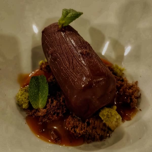 Il Tronco del Bosco Incantato: mousse di cioccolato su terra di cacao, spugna al pistacchio e caramello