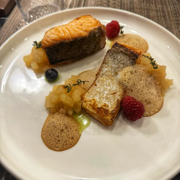 Salmone marinato al pompelmo e piastrato, con aria di soia al miele e mela a cubetti
